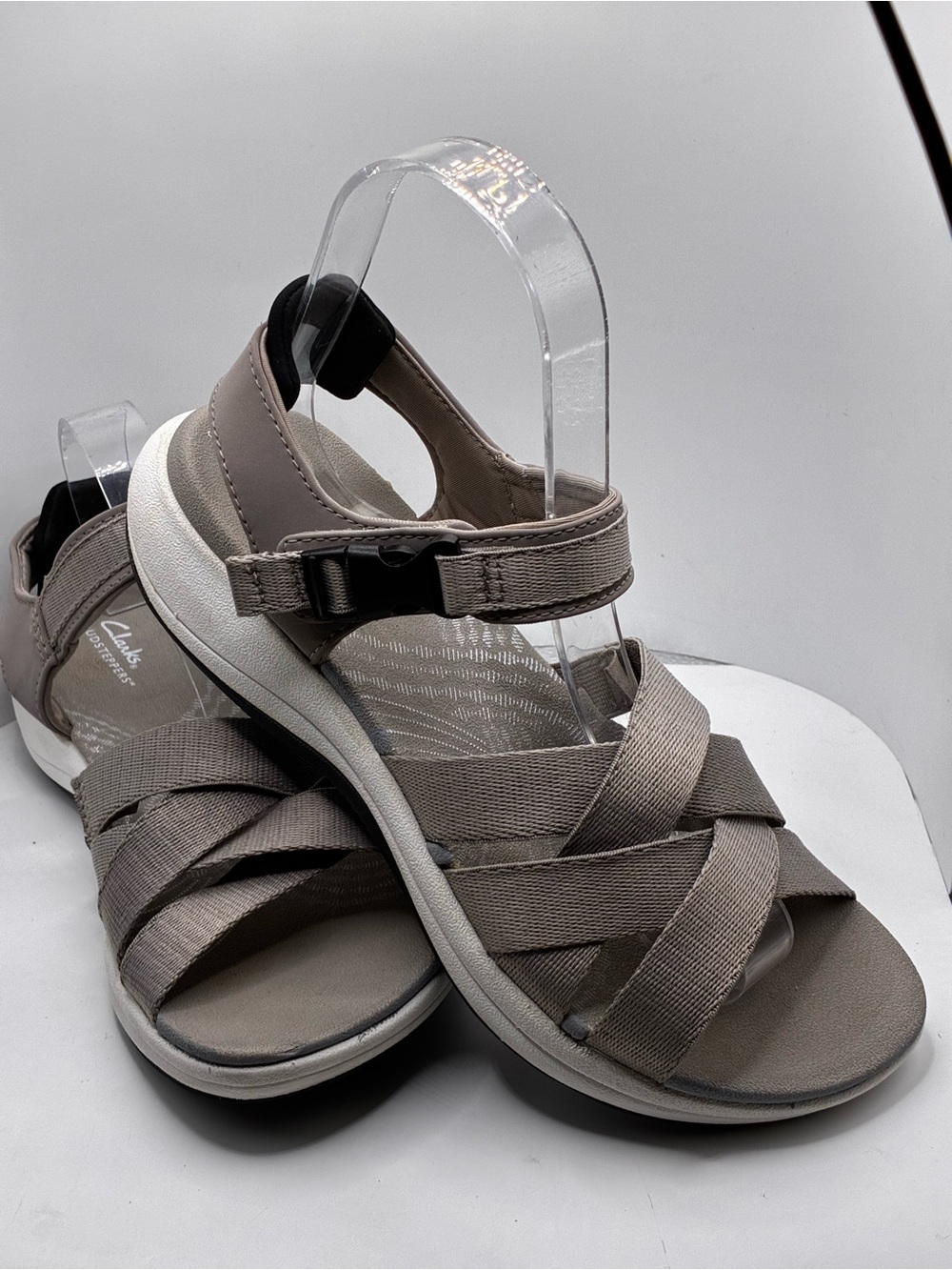 CLARKS WOMANS CLOUD STEPPER
CUSHION SOFT/ SIZE 6/ BUCKLE DESIGN